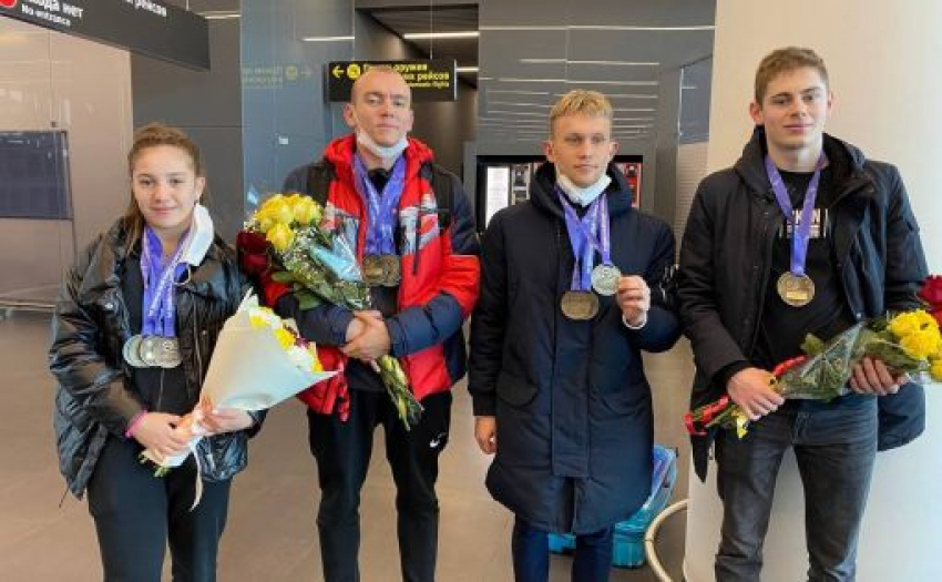 В саратовском аэропорту встретили обладателей 17 медалей чемпионата мира по плаванию (спорт глухих)