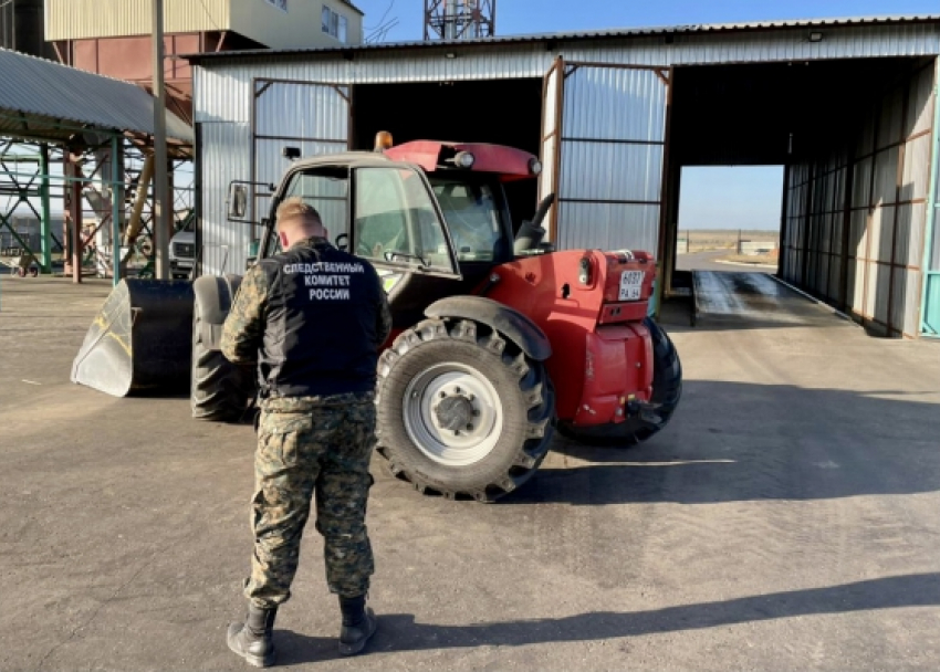 Тракторист в Саратовской области насмерть задавил человека при разгрузке зерна