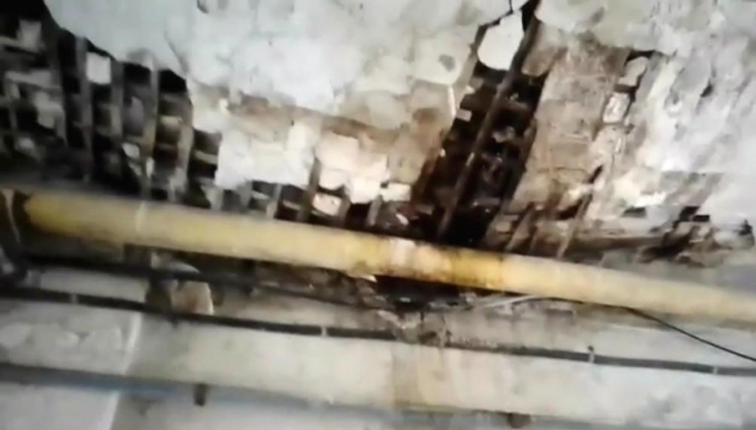 Аварийная арка над газопроводом – саратовские чиновники считают, что ремонтировать должны жильцы дома