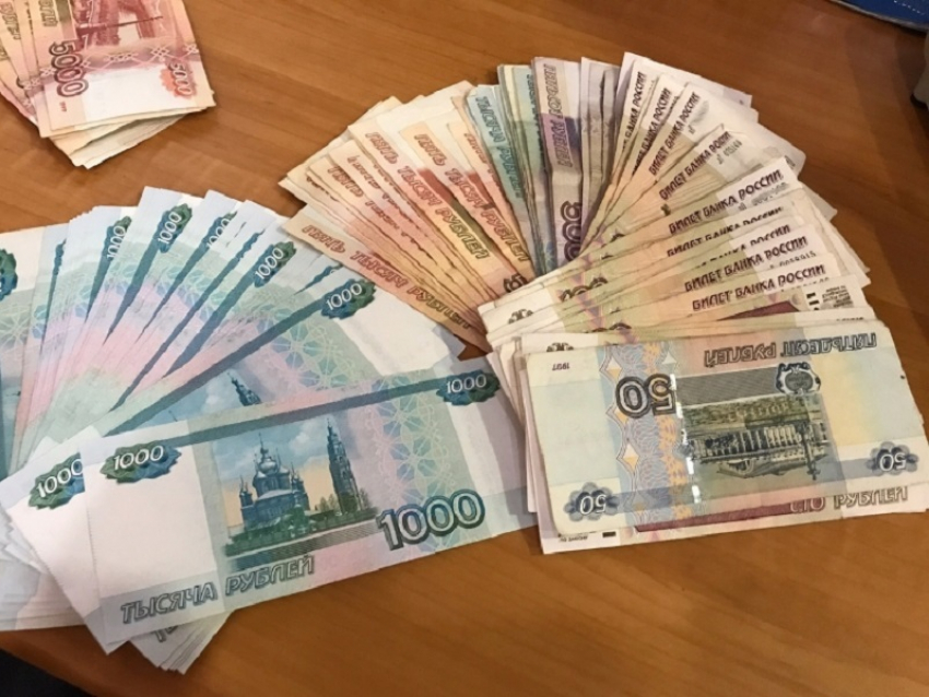 В получении взятки подозревают заместителя главного бухгалтера Саратовского МВД