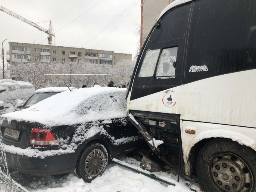 Автобус снес детскую площадку. Саратовские чиновники обсудили меры безопасности