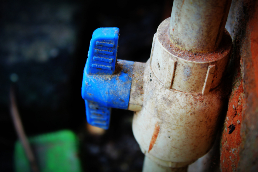 Владельцу незаконного водопровода в Саратове грозит штраф в 307 тысяч