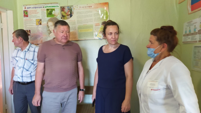 «В ФАПе протекает крыша, нет бинтов и обезболивающих»: жители Новодубровки пожаловались спикеру облдумы на отсутствие аптеки