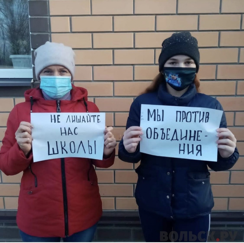 «Мы любим нашу школу»: с юными пикетчиками из саратовского села разбираются психологи и полиция 