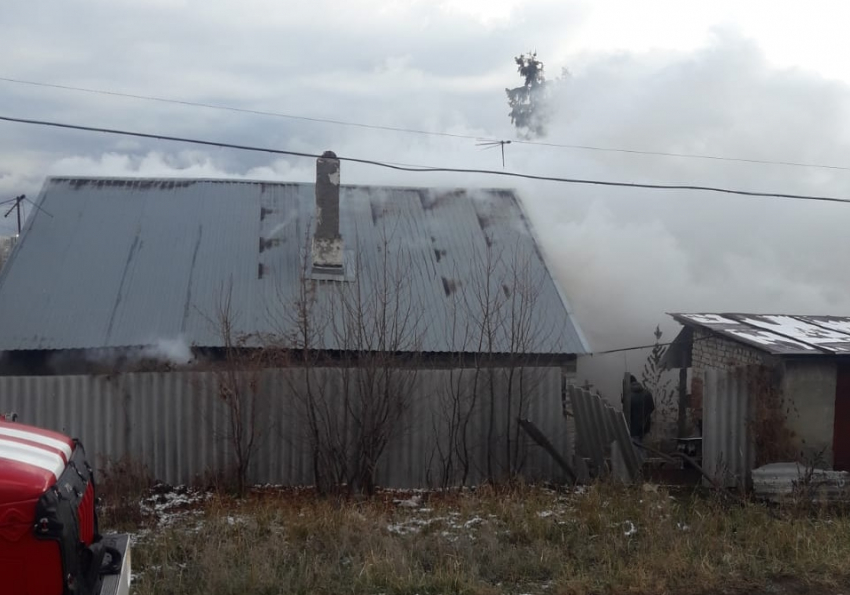 Пожарные отбили от огня частный дом в Саратове
