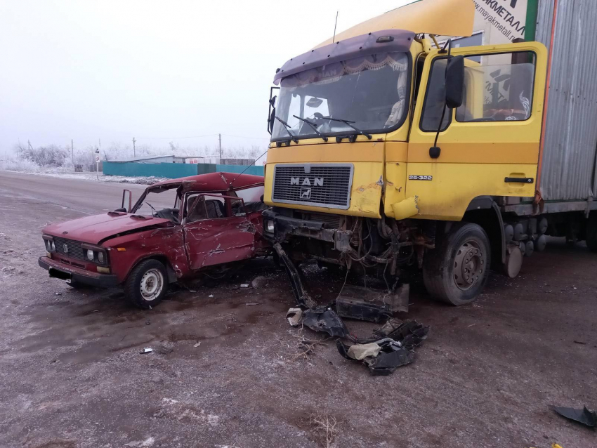 В Саратовской области фура не смогла разъехаться с легковым автомобилем