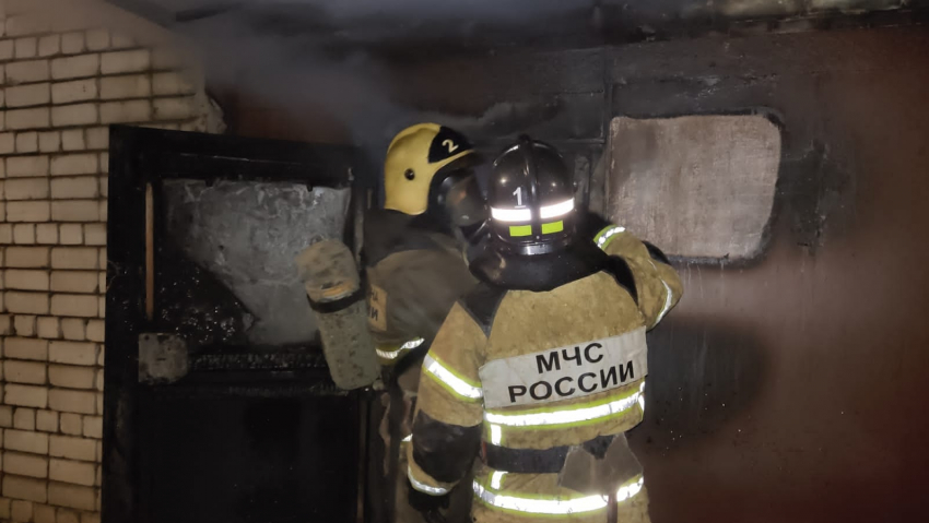 Крупный пожар в Саратове уничтожил частный дом, гараж и автомобиль