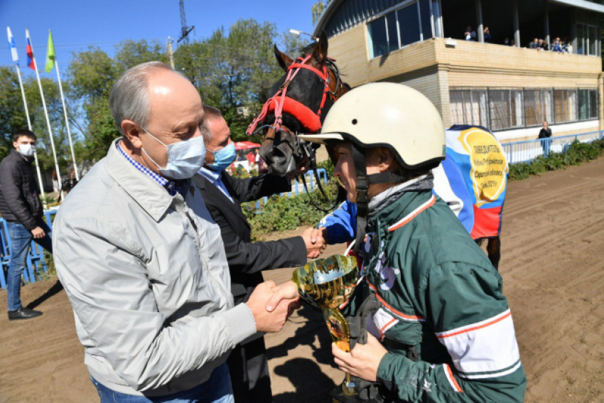 Губернатор Валерий Радаев посетил бега на ипподроме, вручив кубок жеребцу Буревестнику