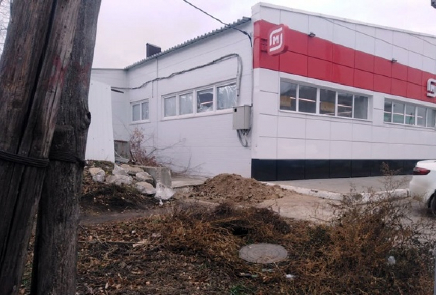 «Магнит» с душком: жители Вольска жалуются на выгребную яму рядом с магазином