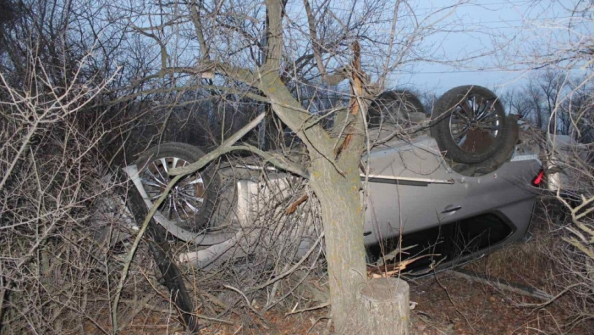 В Саратовской области «Инфинити» вылетел в кювет и перевернулся