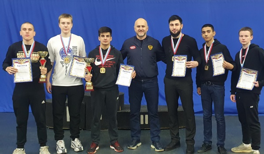 Саратовские кикбоксеры завоевали 10 золотых медалей на чемпионате и Первенстве области 