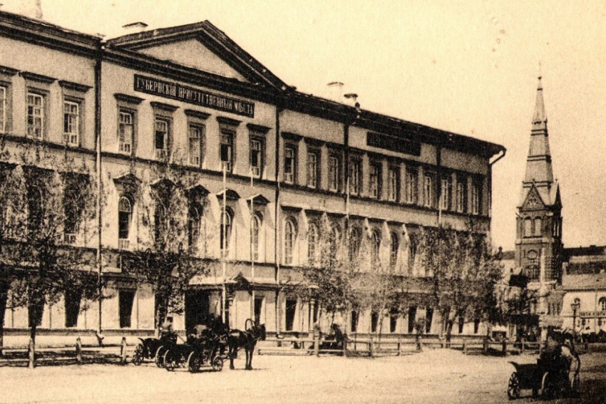 Тогда и сейчас: почему многие горожане никогда не видели главный фасад красивого старого здания в центре Саратова