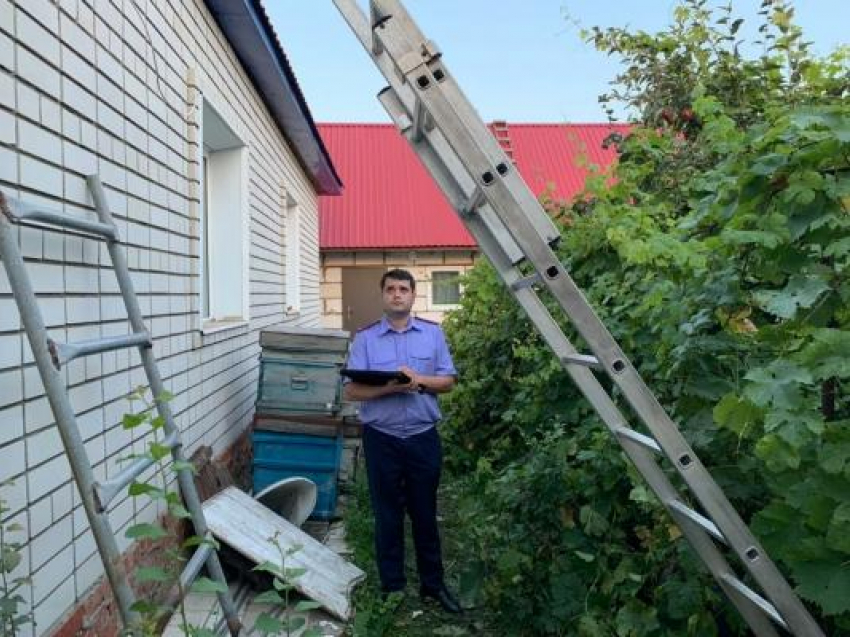 Упавший с крыши в Саратовской области мужчина погиб от удара током