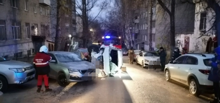 В центре Саратова водитель врезался в припаркованную машину и погиб