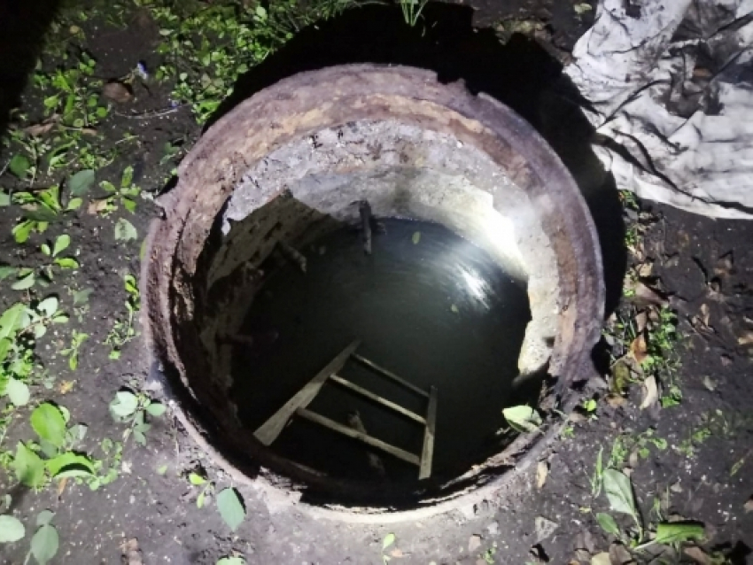 В селе под Балашовом пропавших мужчину и женщину обнаружили в канализационном колодце  