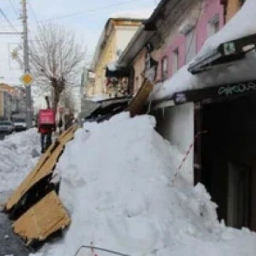В Саратове из-за снега рухнул козырёк здания, а ранее пострадала 20-летняя девушка 