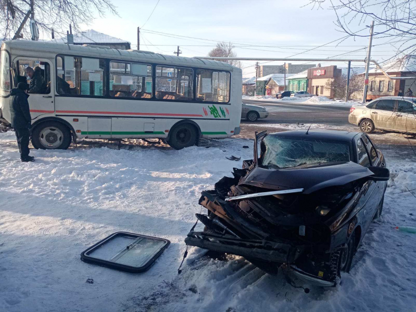 Под Саратовом пассажирский автобус врезался в легковушку