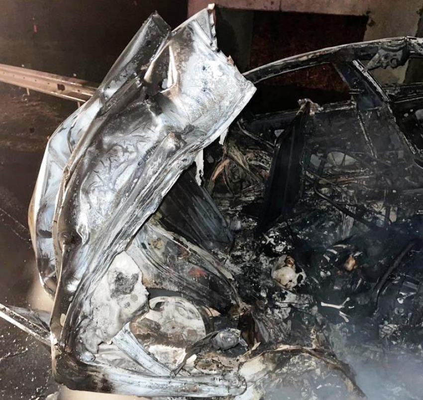 В Саратовской области «Шевроле» врезался в отбойник и загорелся: водитель погиб на месте