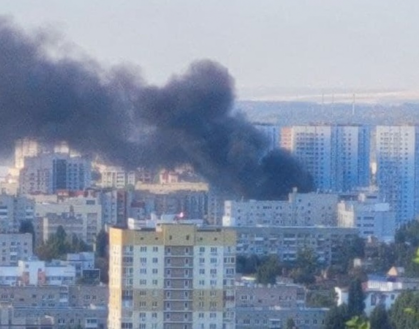 В центре Саратова горит станция техобслуживания