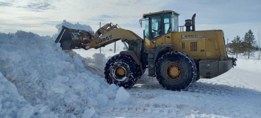 Саратов продолжают расчищать от снега
