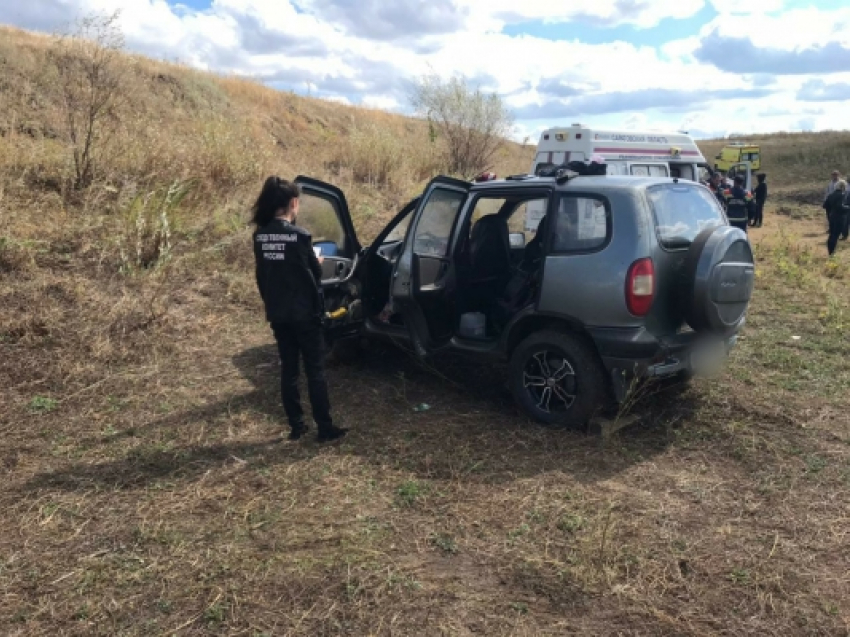 В поле под Саратовом нашли автомобиль с телами мужчины и женщины