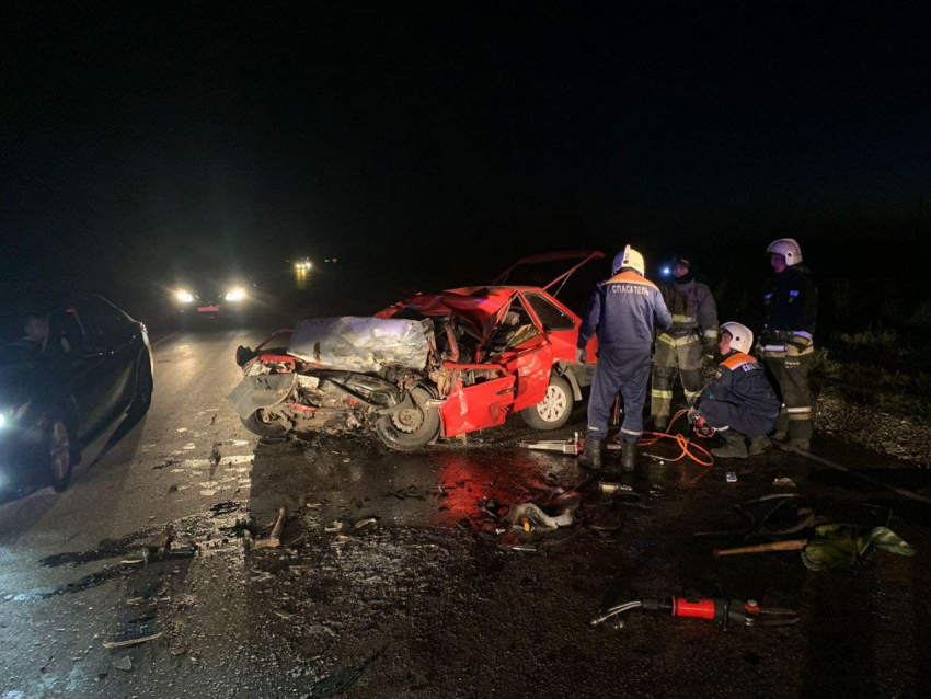 Водитель легковушки погиб в столкновении с фурой под Балаково