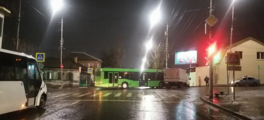 В Саратове столкнулись автобус № 2Д и «Газель», есть пострадавший