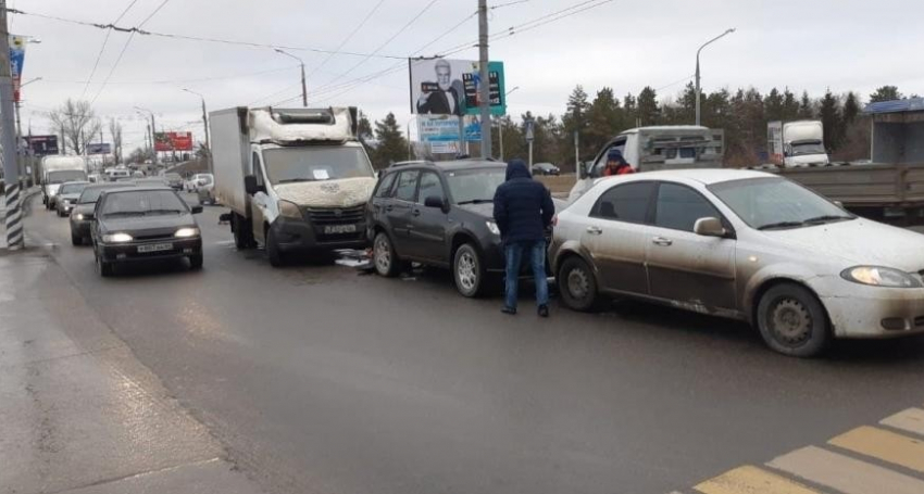 Массовое ДТП в Энгельсе: около моста образовалась огромная пробка