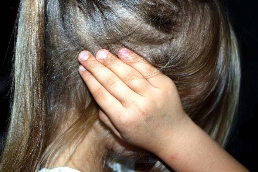 «Стаскивала волоком по лестнице»: в Саратове проверяют информацию о жестоком обращении с маленькой девочкой