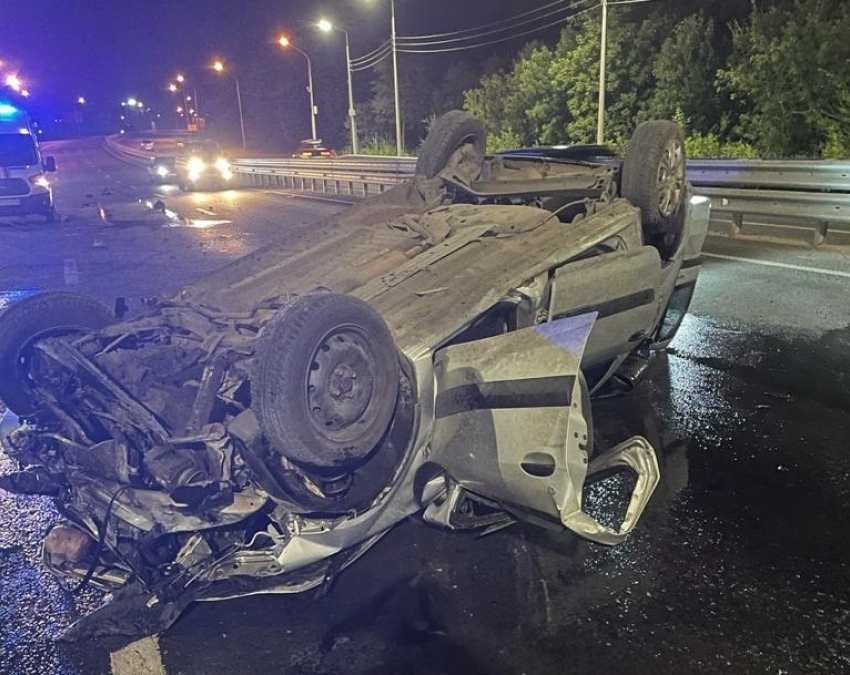 Два взрослых и один ребенок пострадали в перевернувшейся легковушке под Саратовом