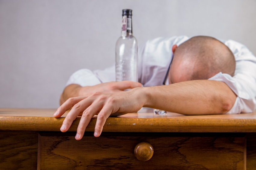 В этом году почти 500 саратовцев отравились алкоголем, больше половины из них - умерли