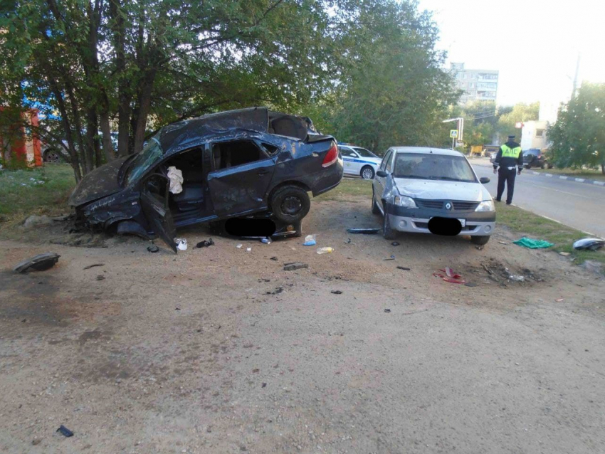 В Энгельсе в аварии с тремя автомобилями пострадали два человека