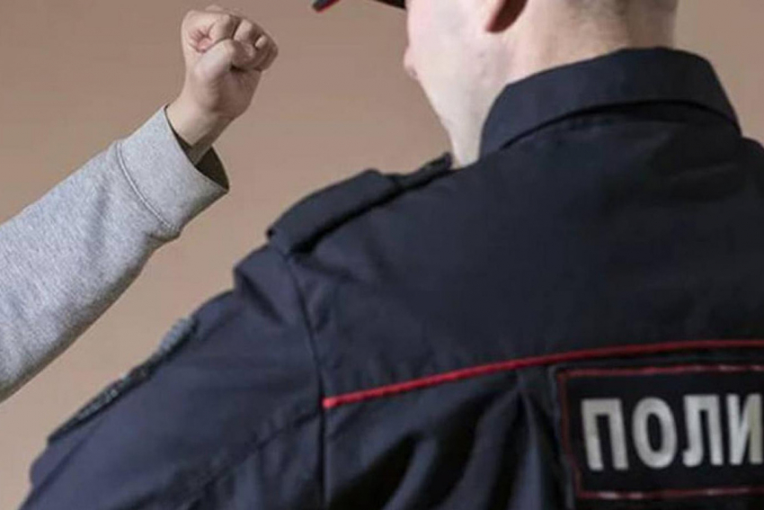 Житель Балакова избил полицейского и порвал ему форму