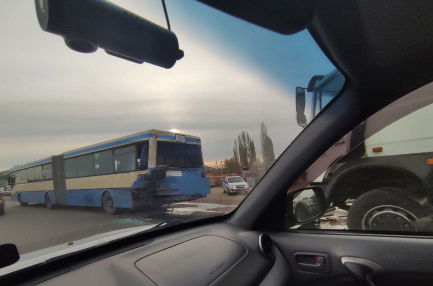 В Энгельсе тягач столкнулся с пассажирским автобусом