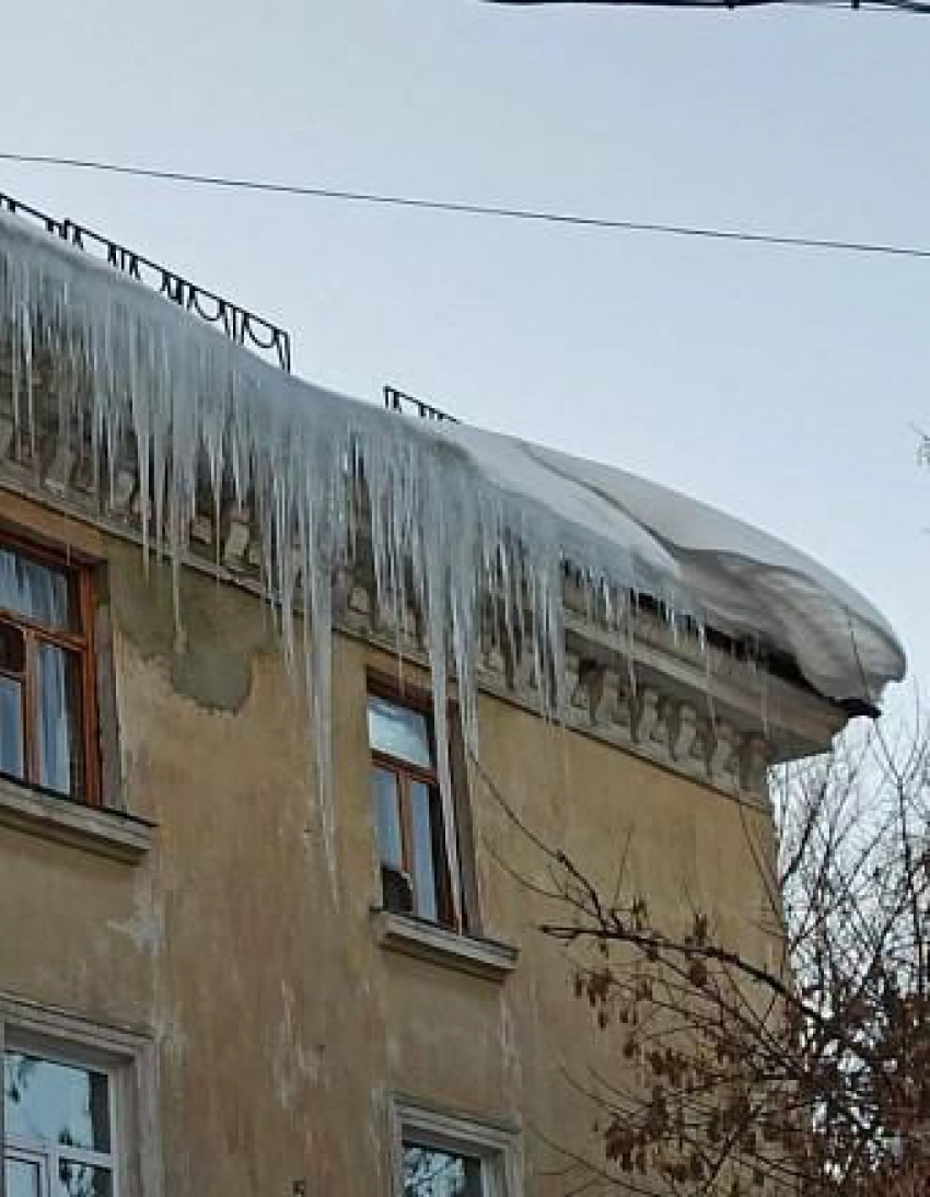 За огромные сосульки на крышах дома привлекут к ответственности саратовскую УК