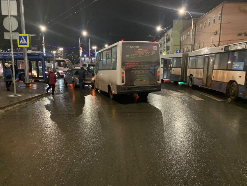В тройном ДТП в Саратове пострадал водитель маршрутки