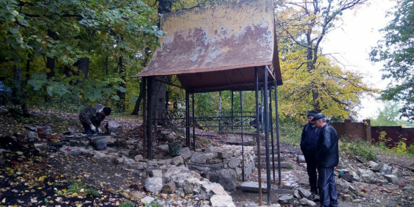 На территории природного парка «Кумысная поляна» укрепляют родник