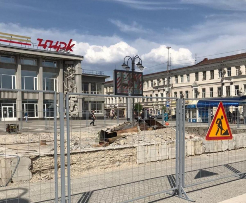 Жители Саратова жалуются, что их двор перерыли и бросили во время реконструкции цирка и фонтана