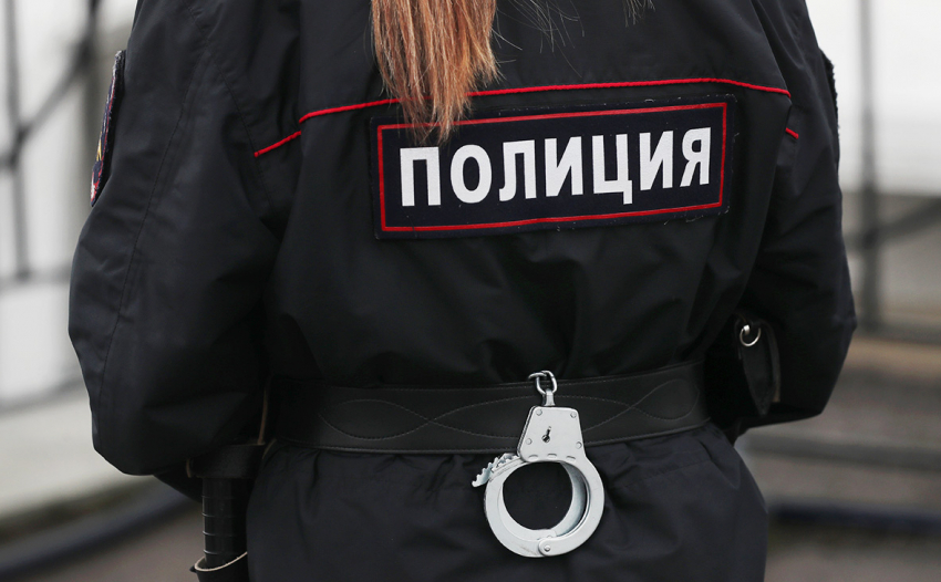 Жительница Саратова по необъяснимой причине напала с ножом на полицейского